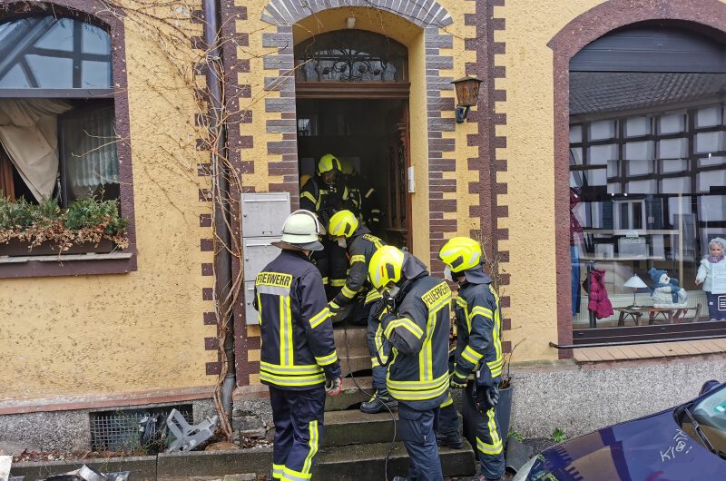 Gebäudebrand mit Menschenleben in Gefahr