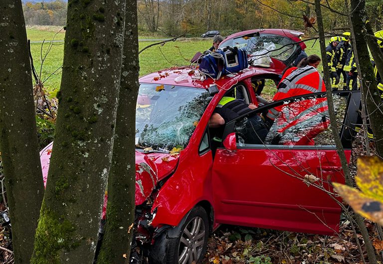 Verkehrsunfall eingeklemmte Person