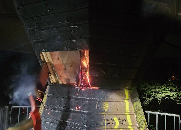 Brennendes Holzpavillon