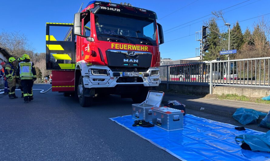 Rauchentwicklung aus Lagerhalle