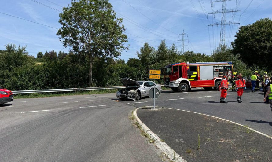 Verkehrsunfall eingeklemmte Person